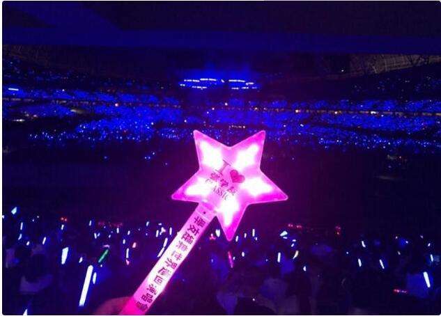 张学友年轻时舞台演出,张学友演唱会空荡荡的座位