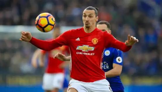 如何在球场上当个好中锋？伊布教你关注这六点！