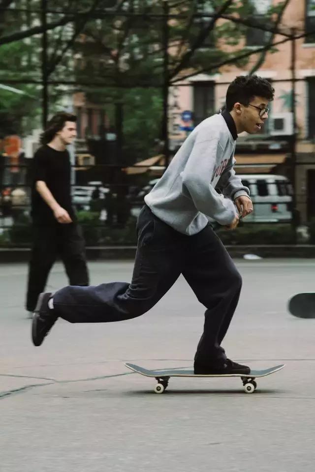 如果你觉得滑板鞋只有VANS和Nike的话，那我现在想教你做人了