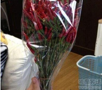 新郎接亲堵门从门缝塞红包,接亲姑爷进门怎么要红包