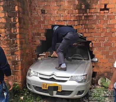 新郎接亲堵门从门缝塞红包,接亲姑爷进门怎么要红包