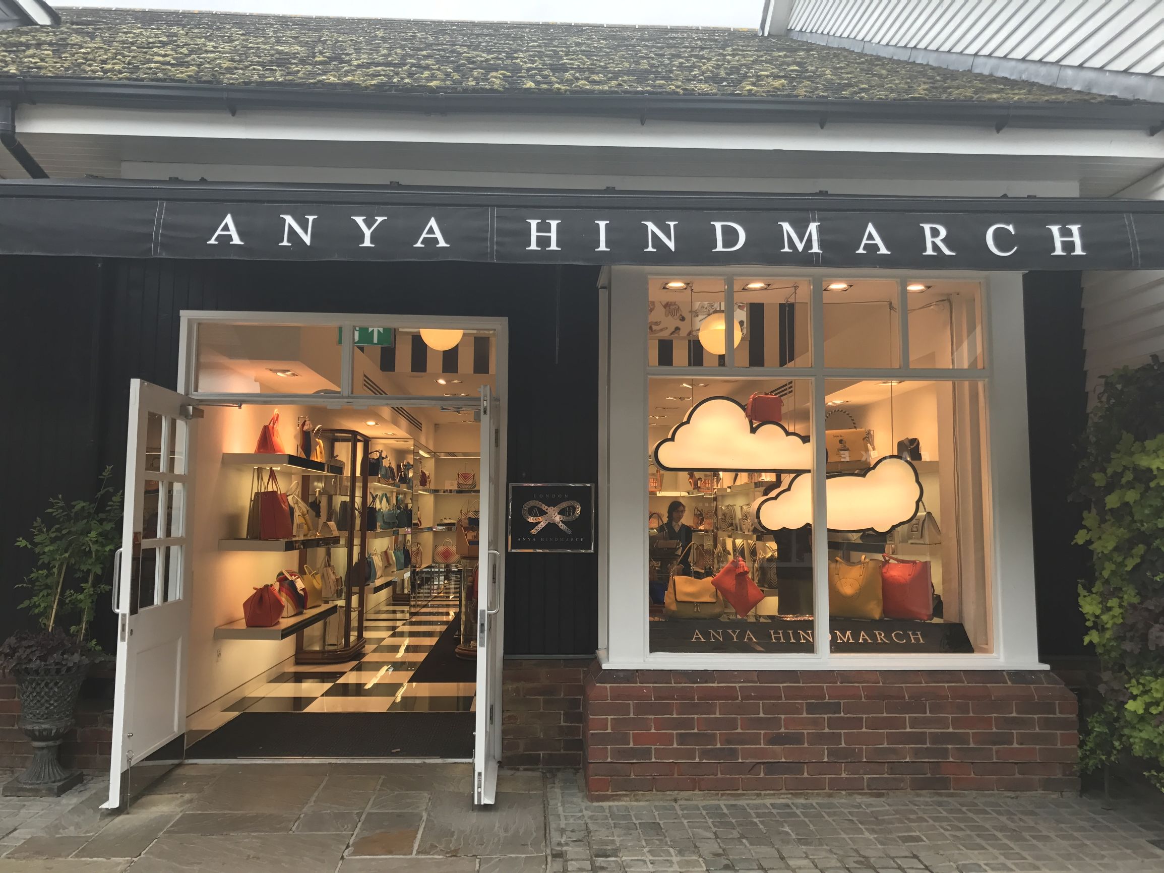 镶金边的高跟鞋！凯特妃最爱，老佛爷钦点，女星们集体买买买！