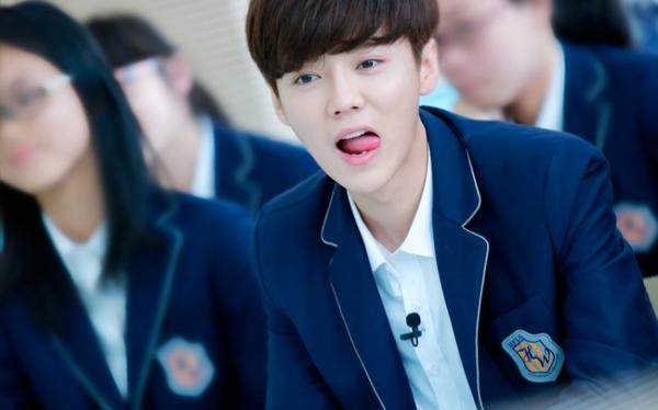 鹿晗当校草有多爽,鹿晗全能鹿校草唱歌跳舞织毛衣