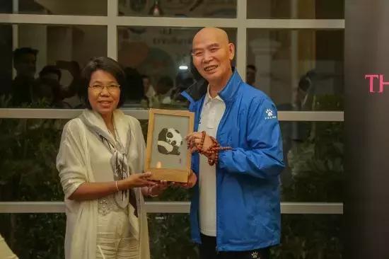 这个爆眼子老头搞事情搞到泰国去了，三台人民想对你说：雄起！