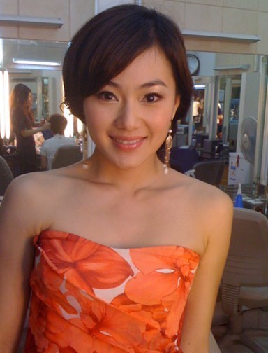 不说主持功力，就演技而言，你更看好湖南卫视那位女主持人？