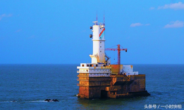 大海中的一个孤岛,大海中的微型小岛