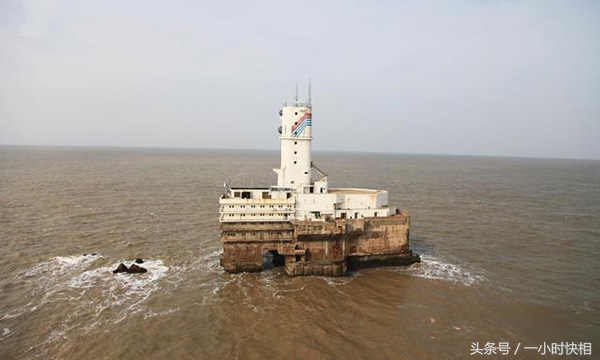 大海中的一个孤岛,大海中的微型小岛