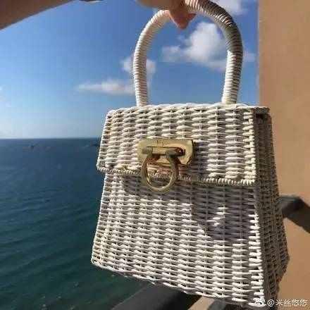 最近整个时尚圈都中了这个包包的毒！