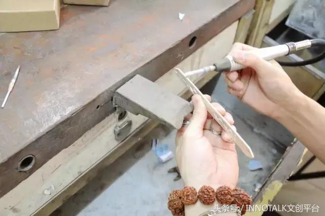 一个玩摇滚的大男生却始终戴着一串菩提项链，在*藏西**目睹了一整条河的六字真言，回来后他选择了当一个银匠人