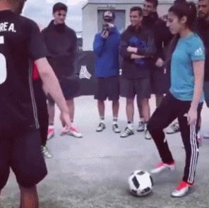 女生足球好看动作,女孩子足球踢得好厉害的视频