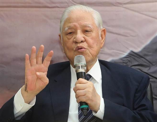 台作家忆香港回归历史时刻斥“两国论”终将被历史辗成碎片