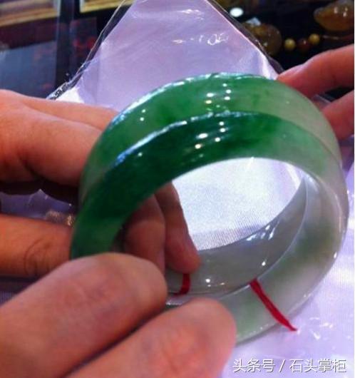 如何拿手镯不会摔,怎样拿手镯不疼