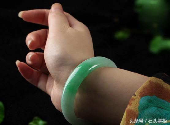 如何拿手镯不会摔,怎样拿手镯不疼