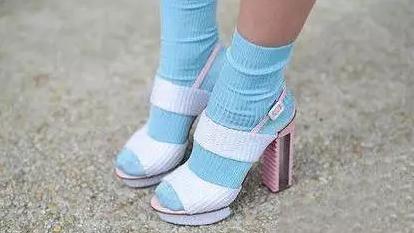 一双塑料凉鞋4000元！洗澡筐4300元！看着这些时尚大牌的新款，才明白我妈从小把我当公主！