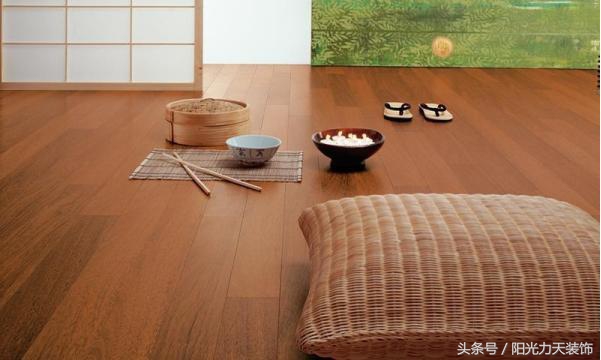 怎样清理复合地板上的污垢,复合地板发黑怎么清理