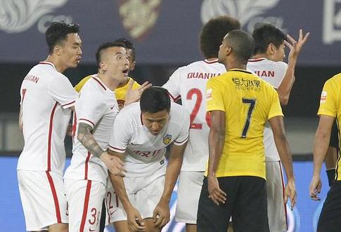 中国足球裁判离谱判罚,中国足球裁判误判名场面