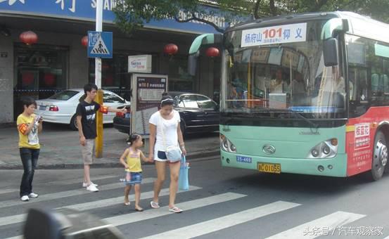 开车速度80撞伤了闯红灯的行人,开车撞了闯红灯的行人怎么办