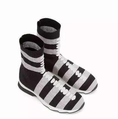 杨幂的最近穿的运动鞋,杨幂穿的薄荷绿运动鞋