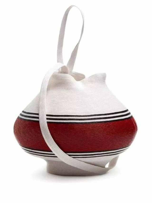 最近整个时尚圈都中了这个包包的毒！