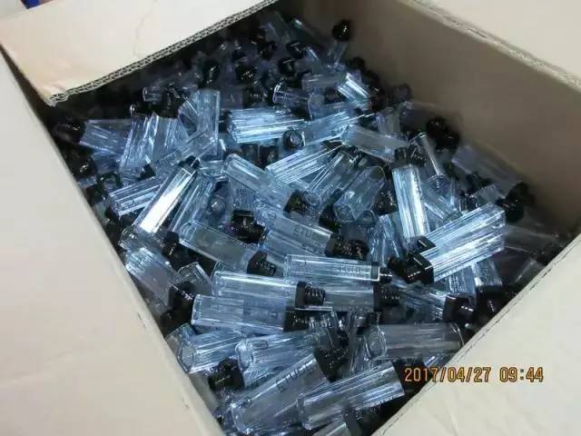 你花高价代购回来的资生堂成本只要几毛钱！这个脏乱差的造假小作坊却因此利润直翻100多倍