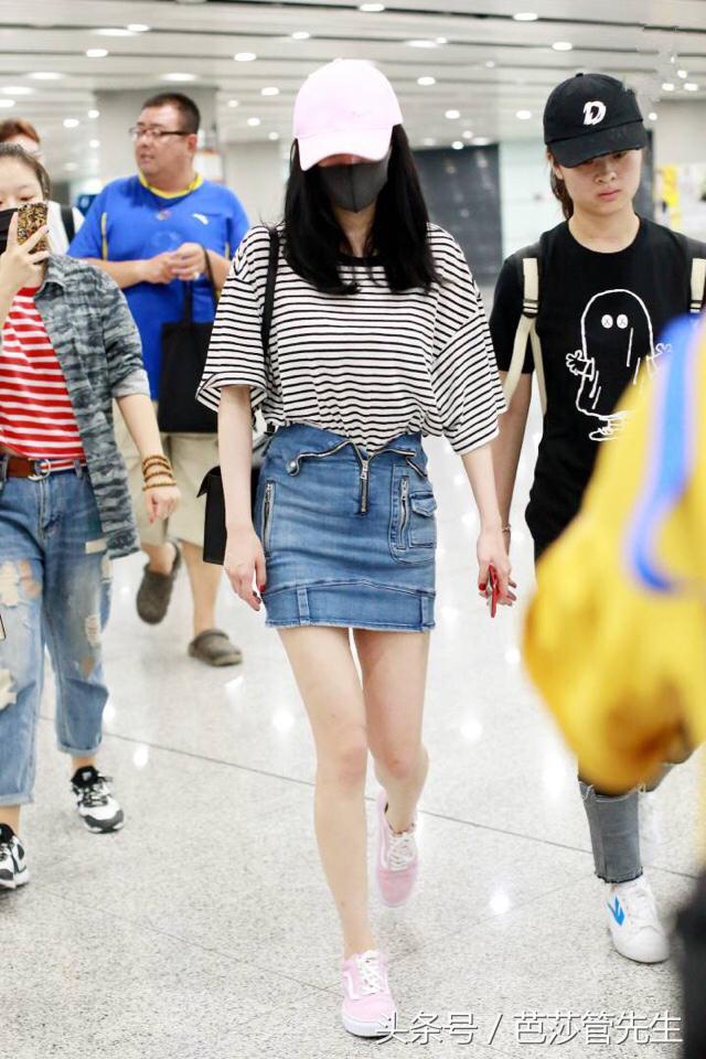 杨幂一身紫色穿搭亮相机场,杨幂现身机场着装清凉秀好身材