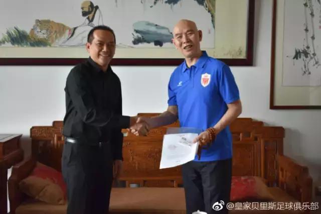 这个爆眼子老头搞事情搞到泰国去了，三台人民想对你说：雄起！