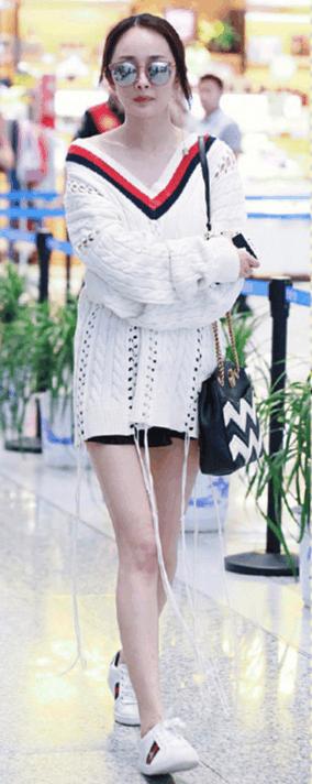 关关的涂鸦款小白鞋，杨幂、唐嫣都有穿，她们也买99元鞋子？