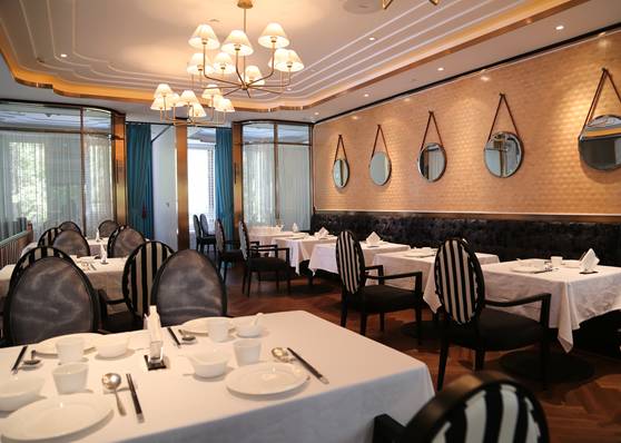 鼓起勇气踏入“武汉天地”剪头发，没想到却被“搞”大了肚子……