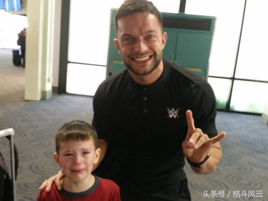 wwe选手温情,wwe正直vs反派4v4