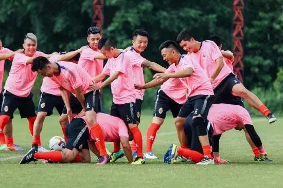 这个爆眼子老头搞事情搞到泰国去了，三台人民想对你说：雄起！