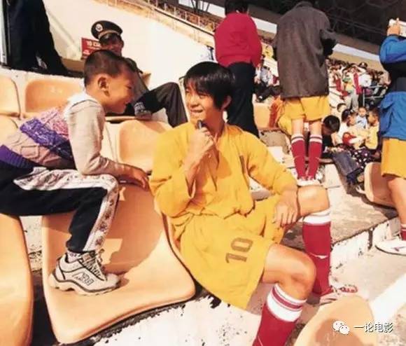 揭秘周星驰成名之路,周星驰在少林足球中的镜头