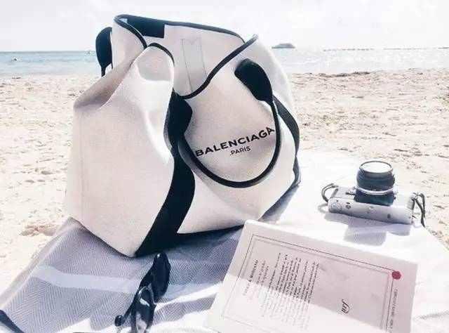 最近整个时尚圈都中了这个包包的毒！