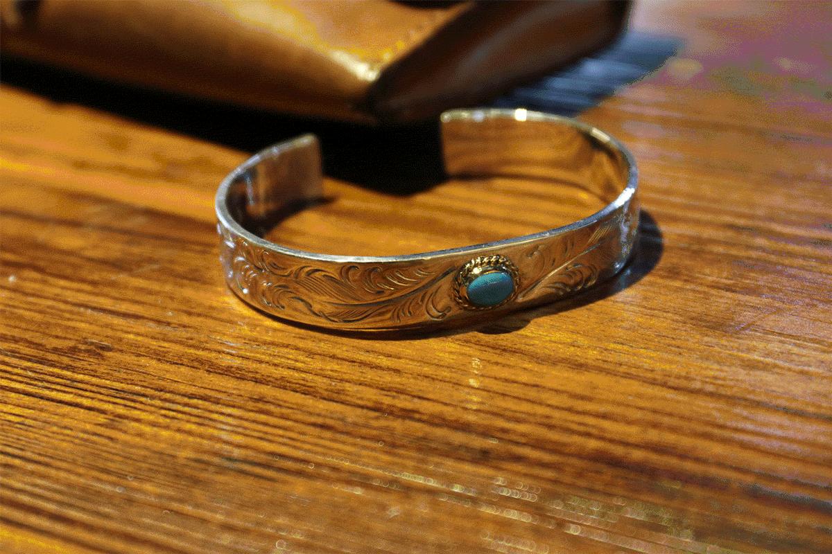 一个玩摇滚的大男生却始终戴着一串菩提项链，在*藏西**目睹了一整条河的六字真言，回来后他选择了当一个银匠人