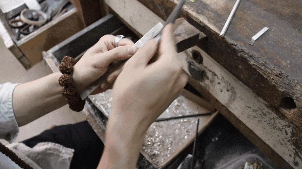 一个玩摇滚的大男生却始终戴着一串菩提项链，在*藏西**目睹了一整条河的六字真言，回来后他选择了当一个银匠人