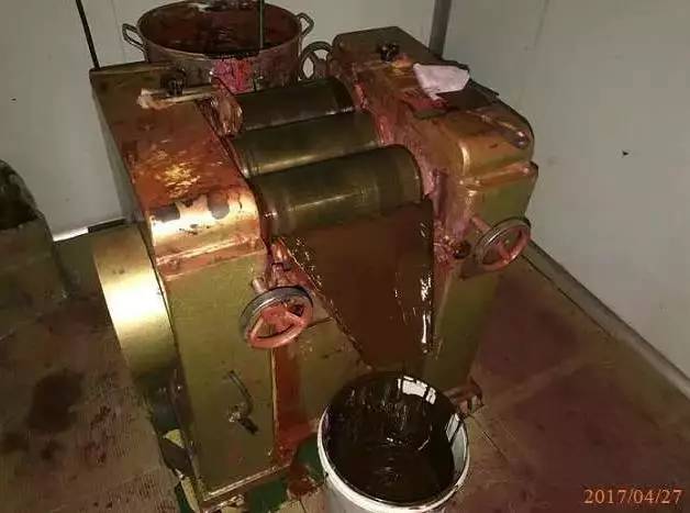 你花高价代购回来的资生堂成本只要几毛钱！这个脏乱差的造假小作坊却因此利润直翻100多倍