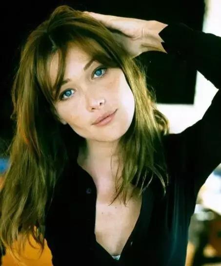 她是女版“王思聪”出身，却打出一手比他更好的牌，法国第一夫人布吕尼独特人生无须比较！