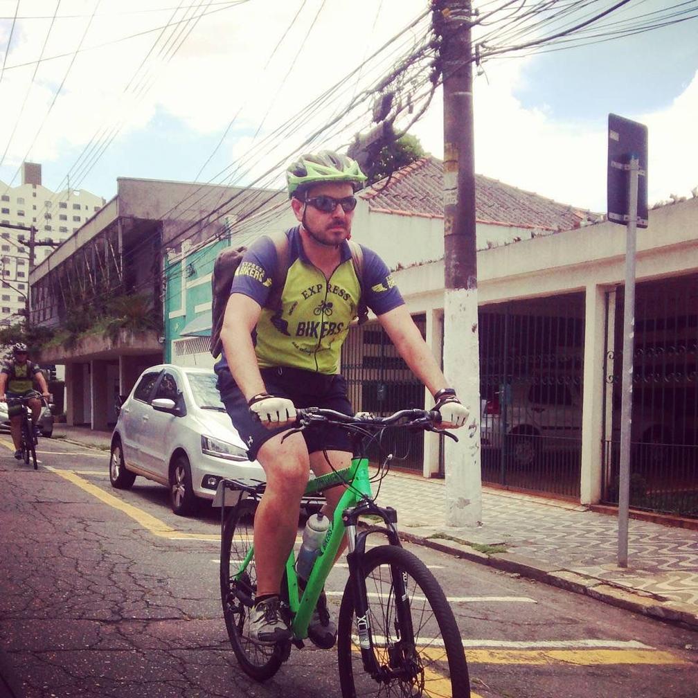 伦敦单车快递员月薪4万人民币，穿梭在混乱的大街小巷，一不谨慎遇富婆邀请进门休息