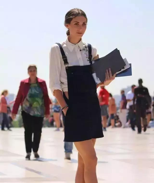 夏日露肩凉快衣服怎么穿,夏季衣服透里面穿什么