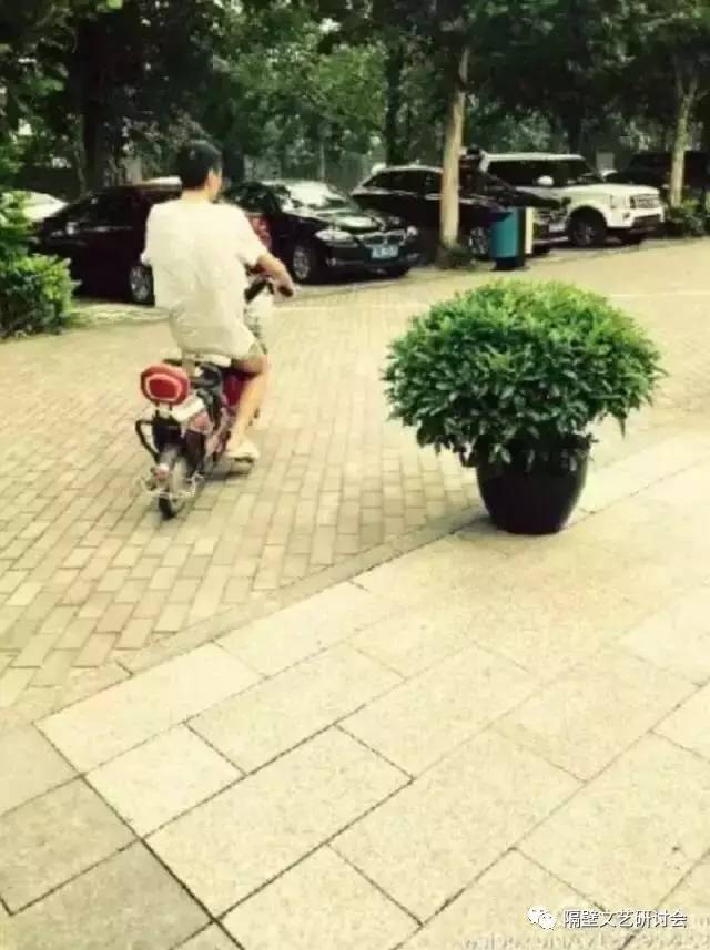 朴树再上《跨界歌王》尬聊上热搜，暌违歌坛十年，江湖上为何总是流传他的传说？