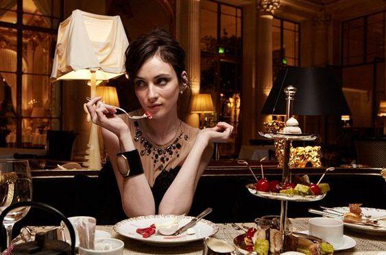 伦敦单车快递员月薪4万人民币，穿梭在混乱的大街小巷，一不谨慎遇富婆邀请进门休息