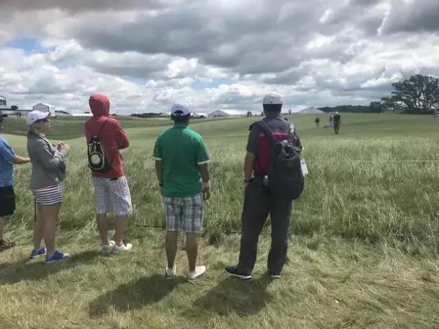 妈妈帮儿子在有鳄鱼的湖里捡球杆，中国高球一哥还没断奶吗