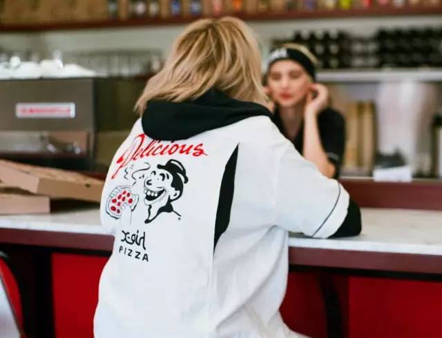 推荐几件夏天的t恤,今年夏天最流行的几件t恤