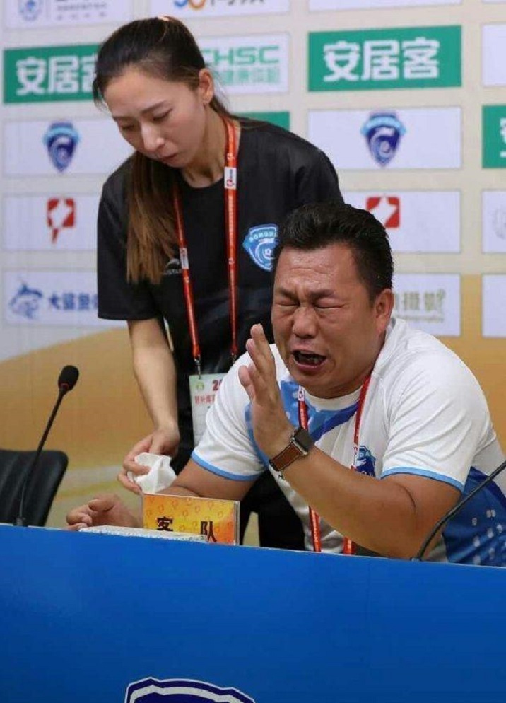 中国足球裁判离谱判罚,中国足球裁判误判名场面