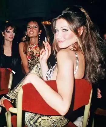 她是女版“王思聪”出身，却打出一手比他更好的牌，法国第一夫人布吕尼独特人生无须比较！