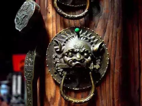 躲得过对酒当歌躲不过夜深人静,躲得过对酒当歌的夜却躲不过