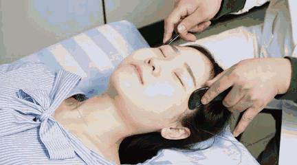 面部去皱，原来可以这样做！刮痧手法真人示范!值得收藏