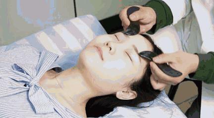 面部去皱，原来可以这样做！刮痧手法真人示范!值得收藏