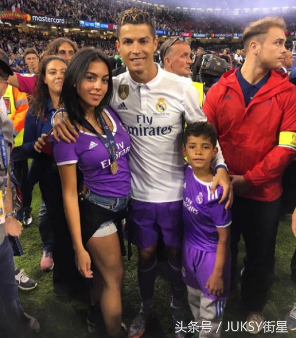 c罗发文乔治娜怀上了双胞胎,C罗晒与大儿子合影
