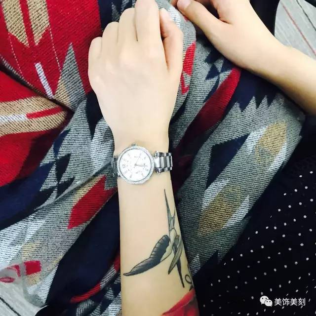 美饰美刻｜下班前，我们拉着老板在办公室里摆拍了10分钟~