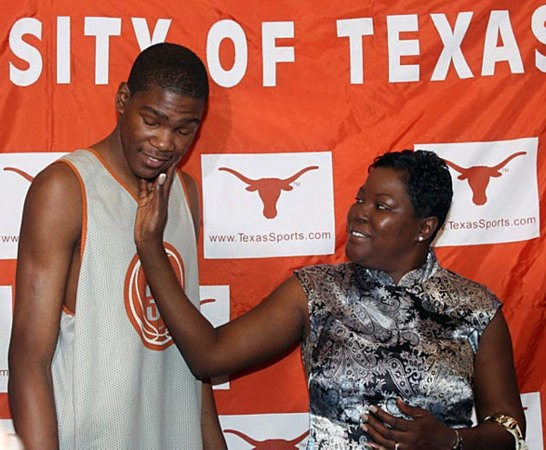 十大NBA感人瞬间：穆大叔落泪大郅获力挺弗老大为姚明挺身而出